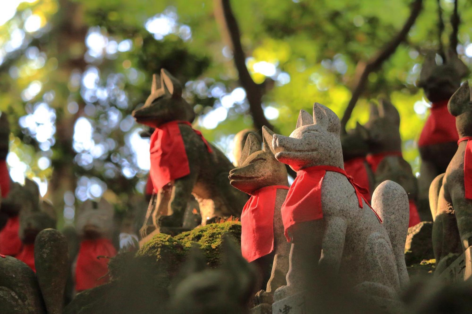 Hotel Associa Toyohashi Exteriör bild Kitsune statues at a shrine