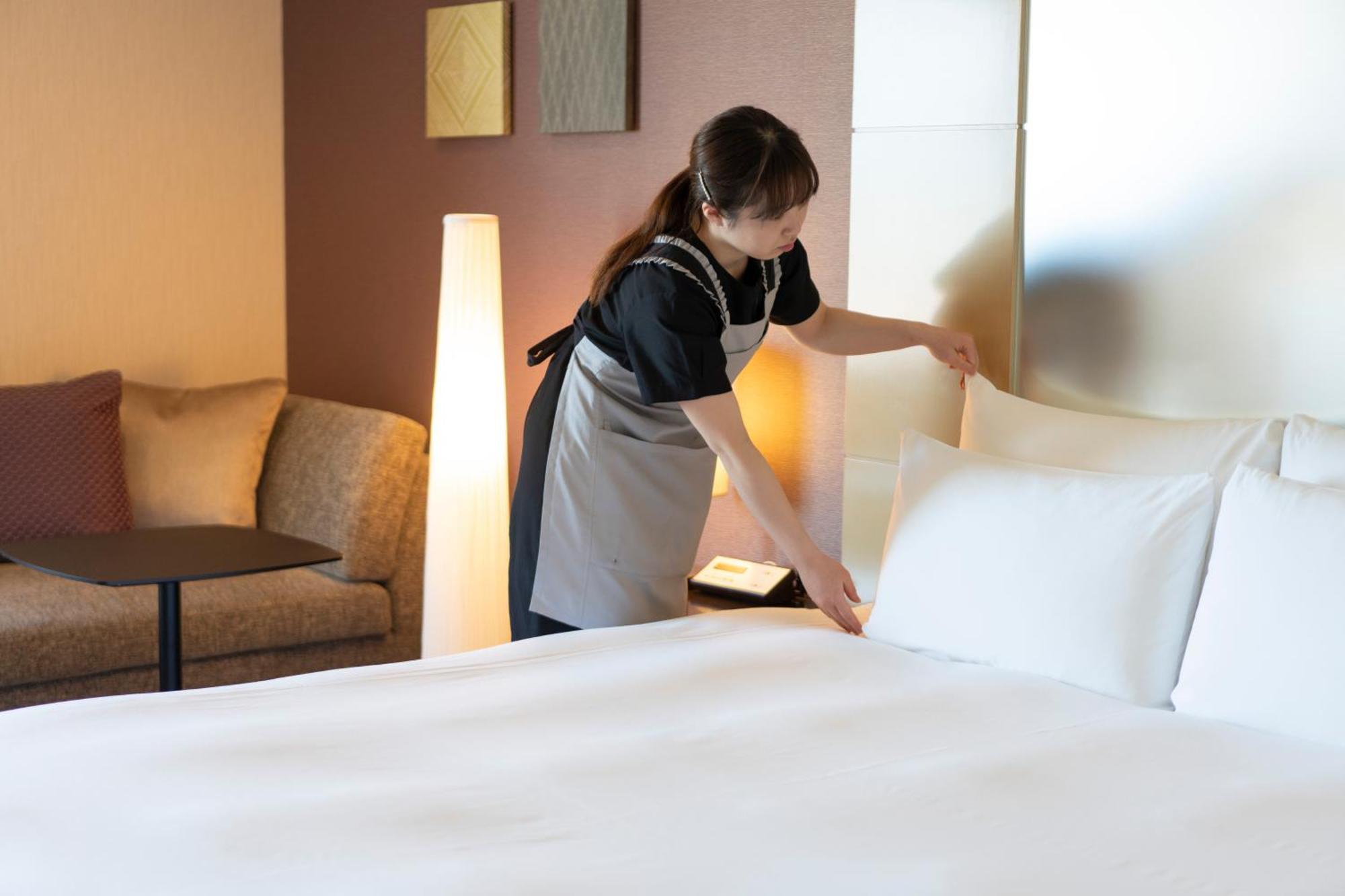 Hotel Associa Toyohashi Exteriör bild A chambermaid making a bed