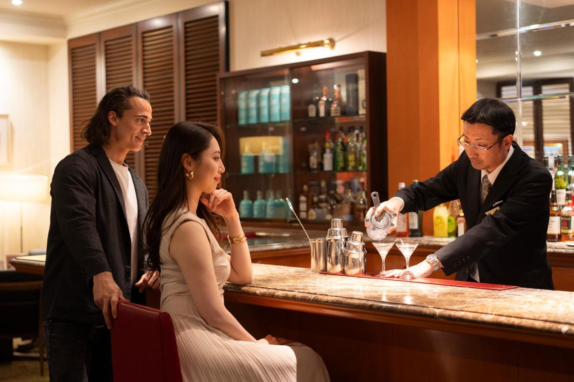 Hotel Associa Toyohashi Exteriör bild A bartender at work