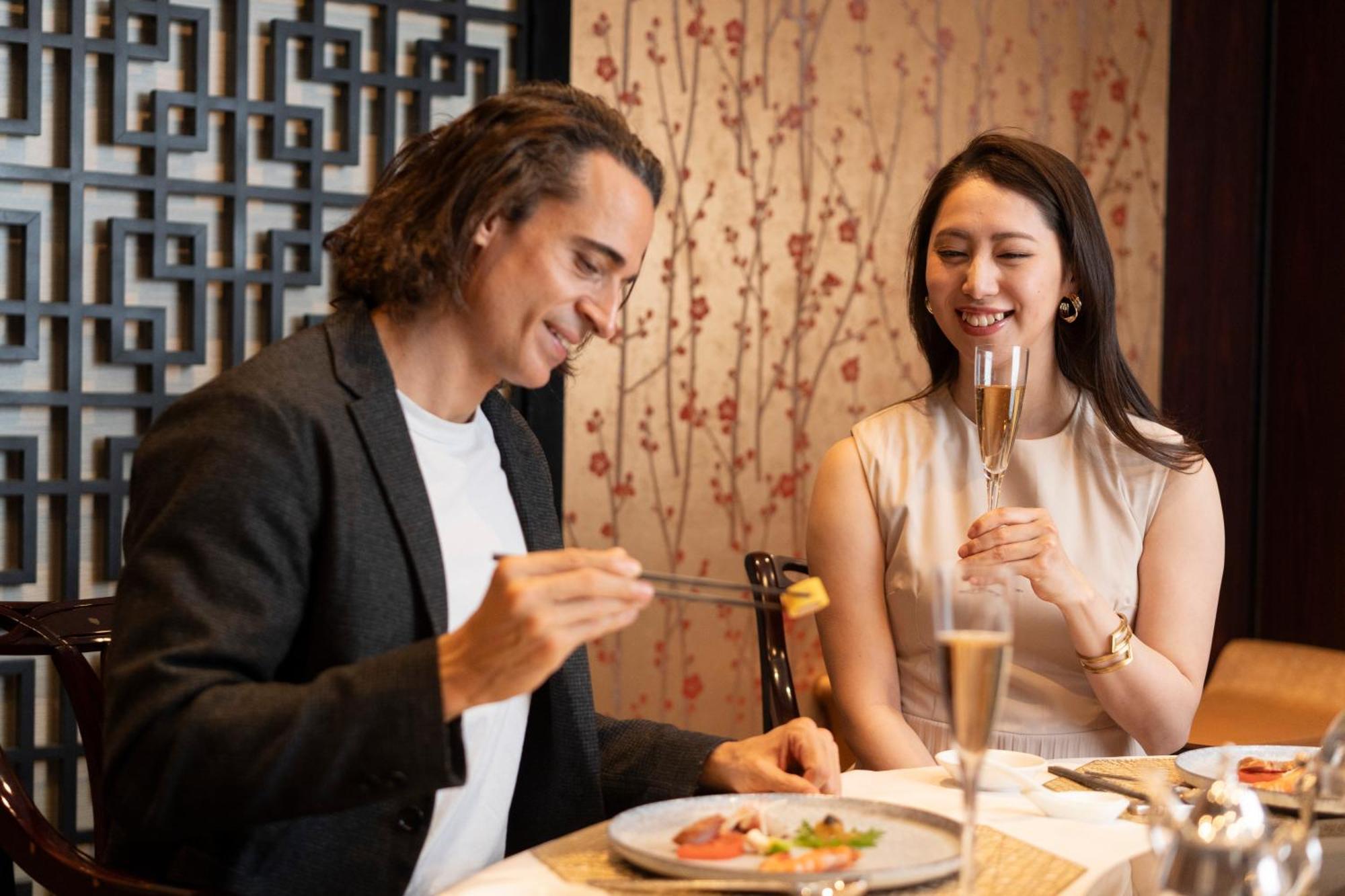Hotel Associa Toyohashi Exteriör bild A couple dining together