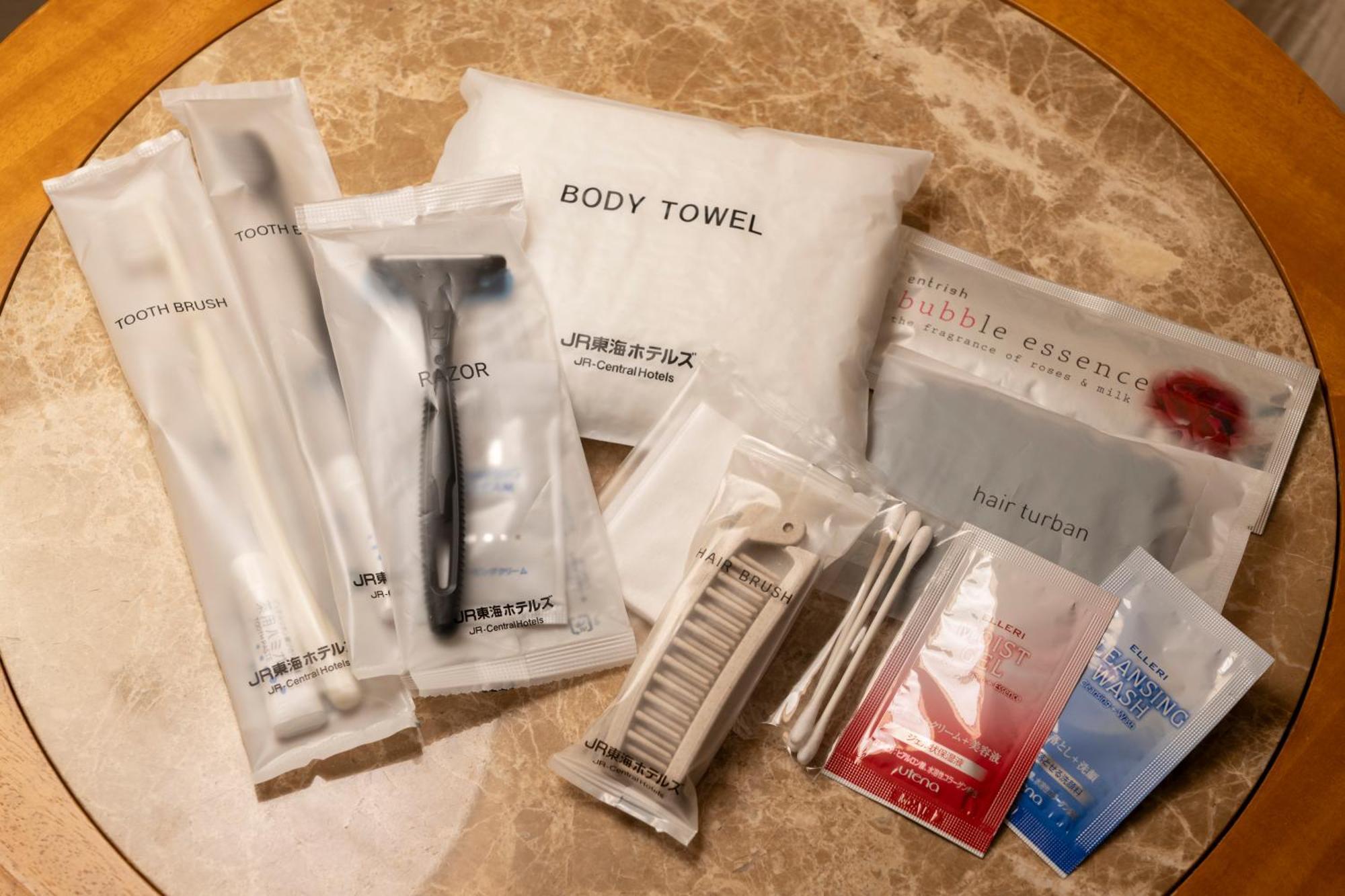 Hotel Associa Toyohashi Exteriör bild A selection of amenities