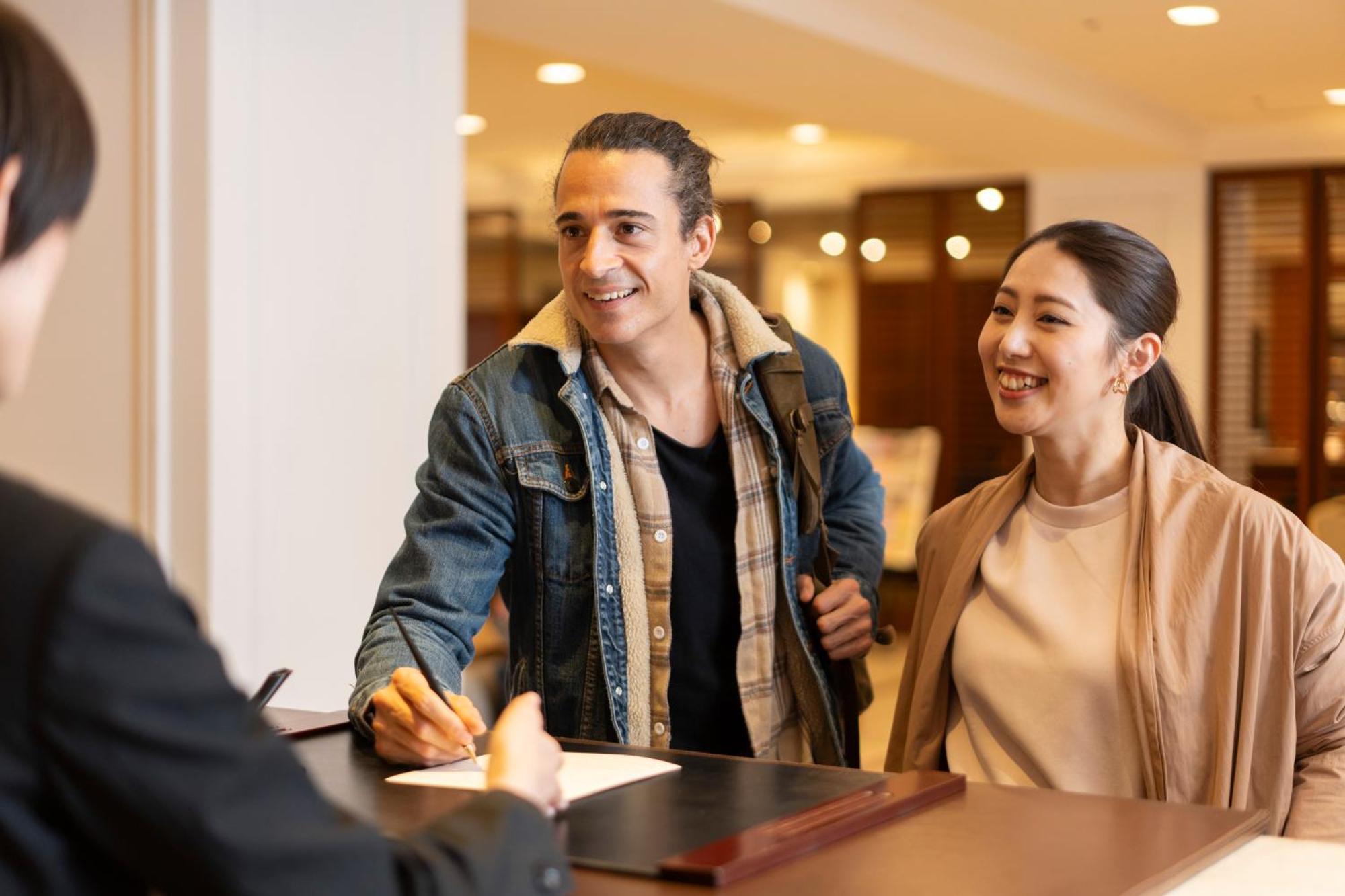 Hotel Associa Toyohashi Exteriör bild A couple checking into a hotel
