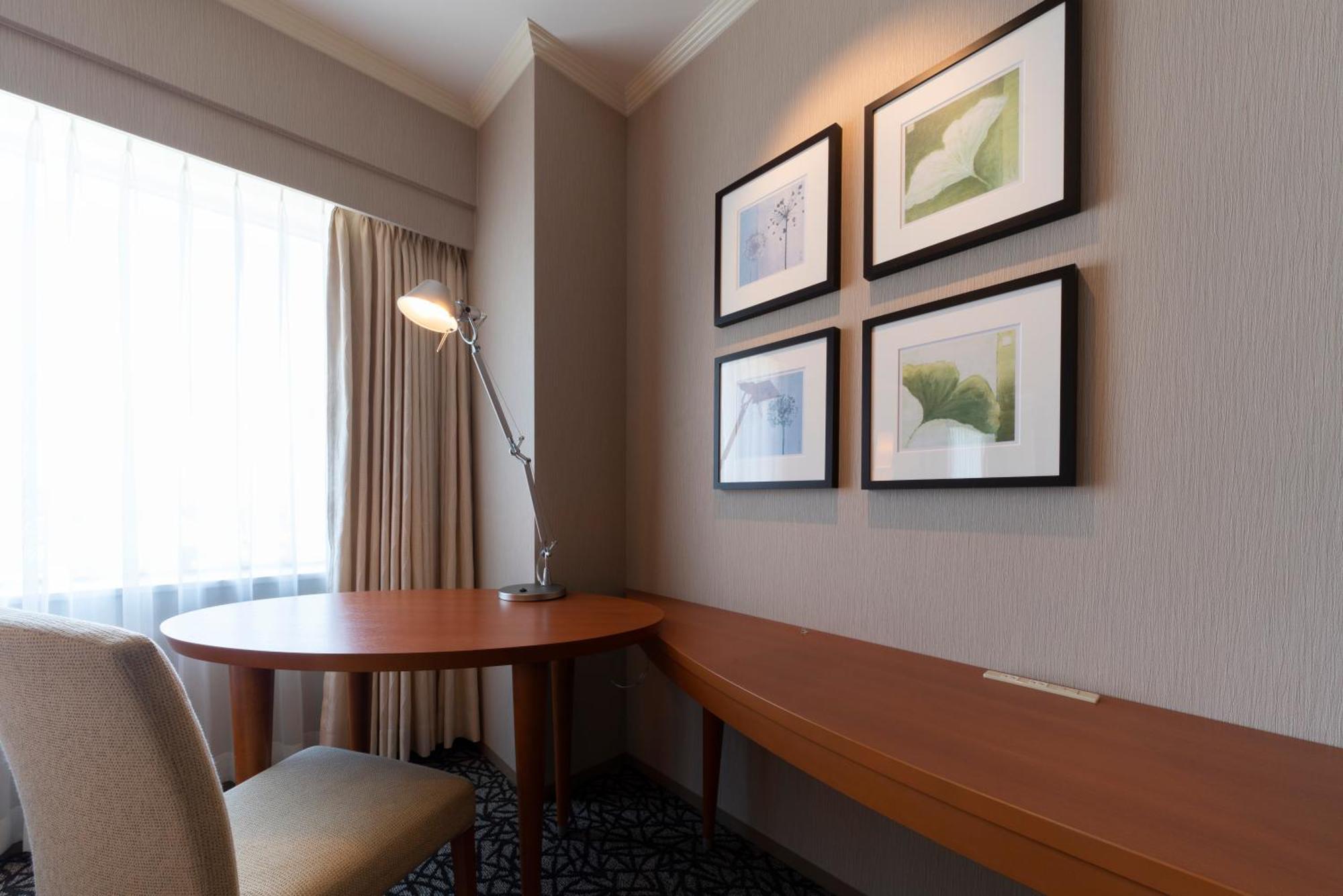 Hotel Associa Toyohashi Exteriör bild A work desk in a hotel room