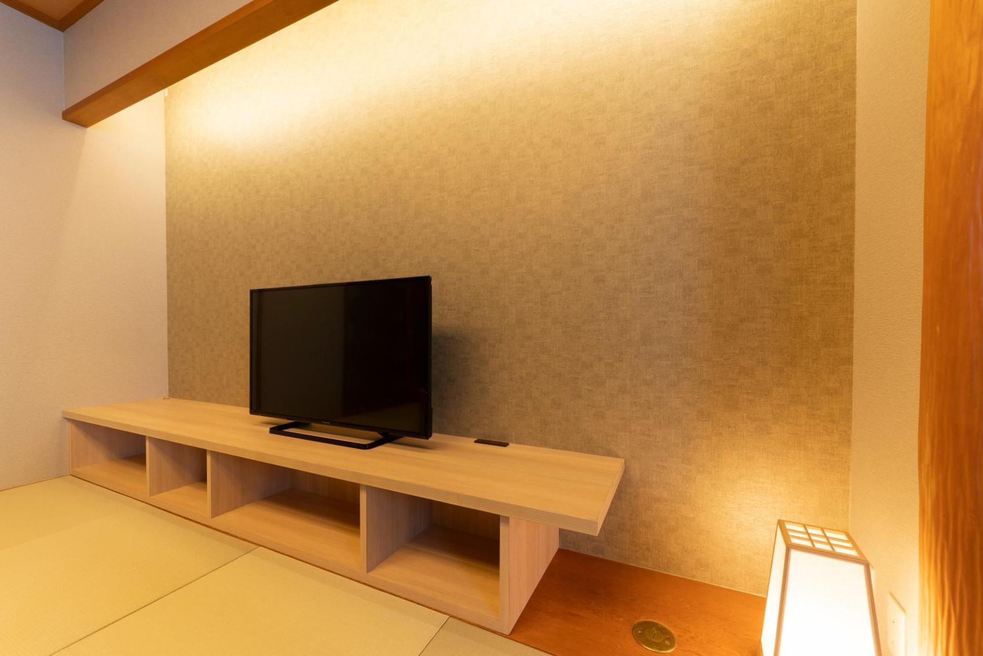 Hotel Associa Toyohashi Exteriör bild A television in a Japanese hotel room